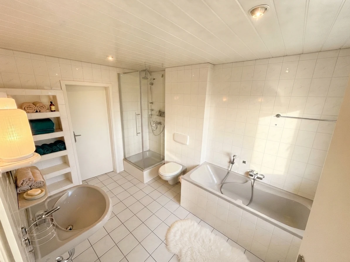 Großes Badezimmer im ersten Obergeschoss mit Badewanne, Dusche und WC